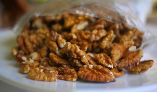 Pecans in a man's diet will improve blood circulation and increase strength
